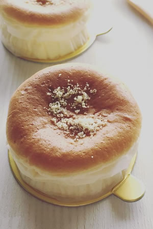 丸いふんわりとした、スフレタイプのチーズケーキ